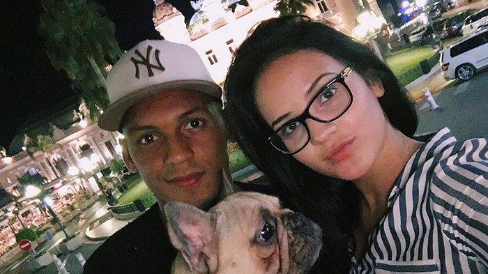 Fabinho dan pasangan Rebeca Tavares bersama anjing peliharaan Bulldog (Instagram/@fabinho)
