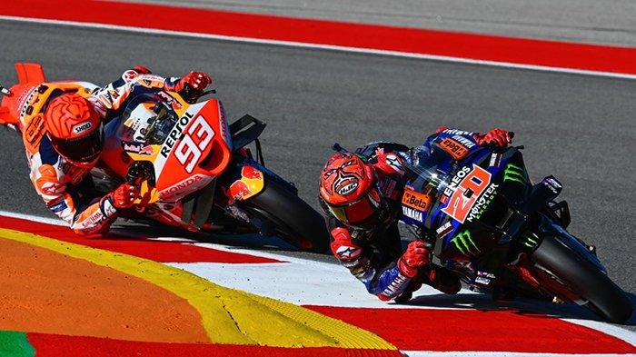 Pebalap Monster Energy Yamaha, Fabio Quartararo (kanan) dibuntuti rider Repsol Honda Marc Marquez pada sesi latihan di Sirkuit Portimao jelang MotoGP Portugal 2023, Sabtu (25/3/2023). (motogp.com)