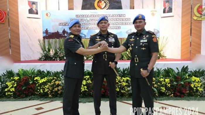 Komandan Paspampres Mayjen TNI Achiruddin memimpin upacara serah terima Jabatan Komandan Grup A di Gedung Pelangi Mako Paspampres, Jakarta Pusat, Jumat (13/12/2024). Tampak Kolonel Farid Yudho Dwi Leksono (kanan) yang kini jabat Komandan Grup A Paspampres pengawal Prabowo.