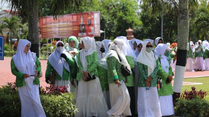 Sejumlah emak-emak yang tergabung dalam Fatayat NU Balikpapan ikut melaporkan dugaan ujaran kebencian oleh Rocky Gerung, Rabu (2/8/2023), ke Polda Kaltim.