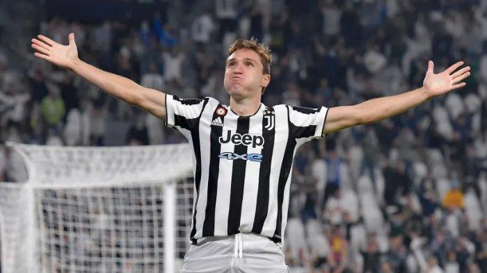 Pemain Juventus, Federico Chiesa - Winger 25 tahun ini meminta kenaikan gaji hingga 8 juta euro per musim lewat perpanjangan kontrak. Hal itu membuat Bianconeri semakin mantap untuk melegonya lewat bursa transfer musim panas ini.