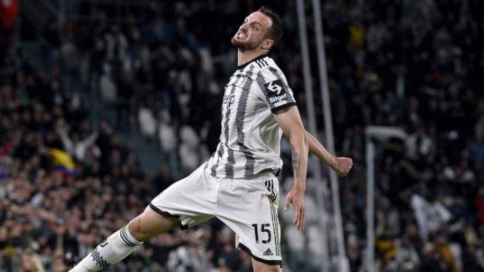 Pemain Juventus, Federico Gatti - Pemain yang namanya lagi naik daun ini diminati klub Liga Inggris, Everton. Si Nyonya Tua kabarnya bersedia melego penggawannya apabila ada tawaran yang memuaskan.