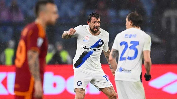 Selebrasi bek Inter Milan, Francesco Acerbi ketika mencetak gol ke gawang AS Roma pada pertandingan pekan ke-24 Liga Italia Serie A, di Stadion Olimpico, Minggu (11/2/2024). (inter.it)