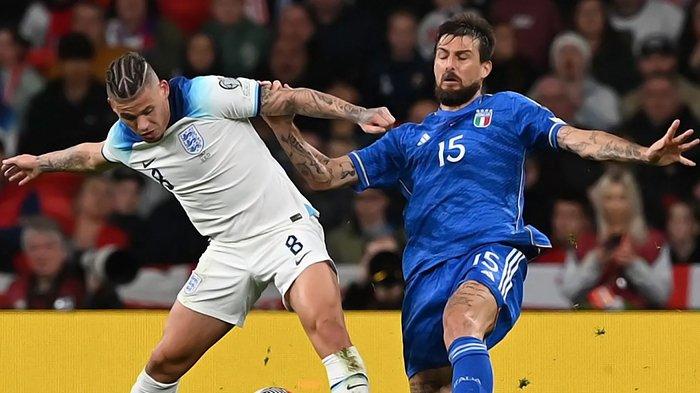 Francesco Acerbi (kanan) berupaya menghentikan Kalvin Phillips dalam pertandingan Kualifikasi Piala Eropa 2024 antara Inggris vs Italia di Wembley Stadium, Rabu (18/10/2023). 