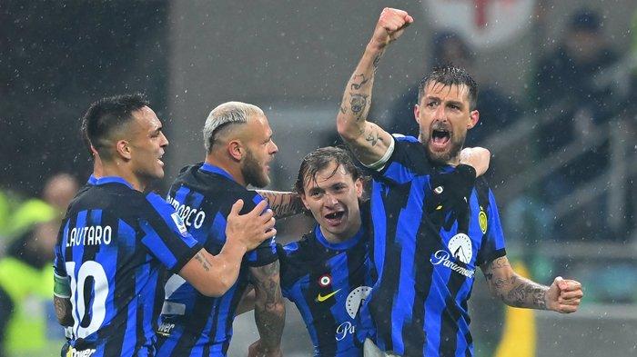 Selebrasi Francesco Acerbi dan para pemain Inter Milan ketika merayakan gol ke gawang AC Milan dalam pertandingan Derby della Madonnina pekan ke-33 Liga Italia Serie A, di Stadion San Siro, Selasa 923/4/2024).