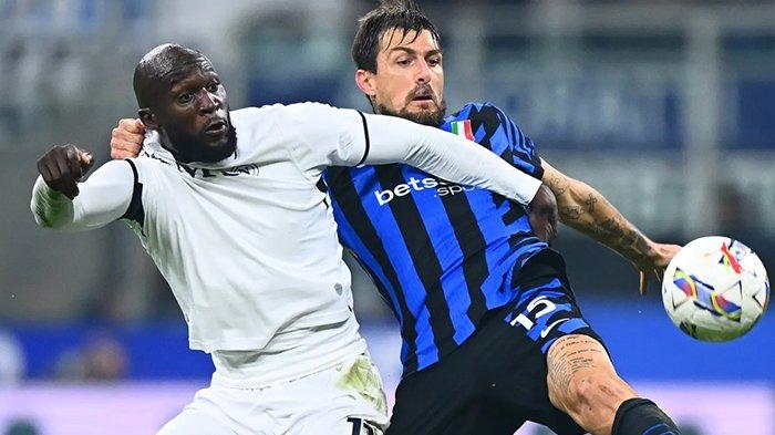 Bek Inter Milan, Francesco Acerbi menempel ketat penyerang Napoli Romelu Lukaku, pada pekan 12 Liga Italia Serie A, di Stadion Giuseppe Meazza, Senin (11/11/2024).
