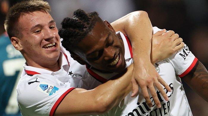 Francesco Camarda merayakan gol yang dicetak Rafael Leao pada pertandingan Cagliari vs AC Milan, pekan 12 Liga Italia Serie A, di Stadion Unipol Domus, Minggu (10/11/2024).