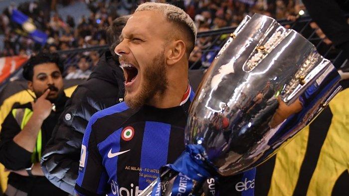 Fullback Inter Milan, Federico Dimarco saat merayakan juara Piala Super Italia di King Fahd International Stadium, Arab Saudi, Kamis (19/1/2023).