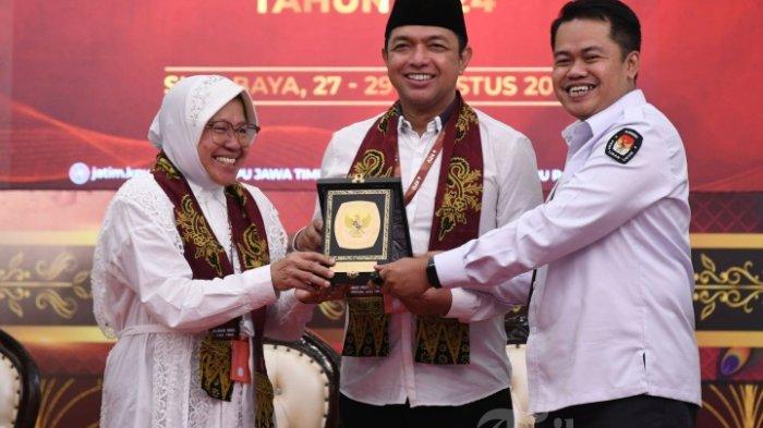 GUGATAN RISMA DITOLAK - Pasangan calon Tri Rismaharini-KH Zahrul Azhar Asumta atau Risma-Gus Hans resmi mendaftar sebagai calon gubernur dan wakil gubernur Jawa Timur di KPU Jatim, Kamis (29/8/2024). Inilah alasan Mahkamah Konstitusi atau MK menolak permohonan Perselisihan Hasil Pemilihan Umum ( PHPU ) atau gugatan terkait Pilgub Jawa Timur 2024 yang diajukan Calon Gubernur dan Calon Wakil Gubernur Jawa Timur (Jatim) nomor urut 03 Tri Rismaharini - Zahrul Azhar Asumta (Gus Hans), Khofifah-Emil segera dilantik oleh Presiden RI Prabowo Subianto.