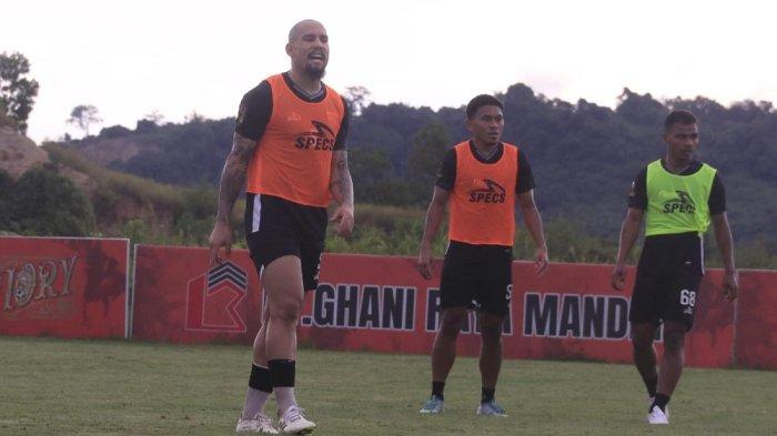 Gabriel Furtado ketika latihan bersama Borneo FC di Training Ground Jalan Jakarta Lok Bahu Sungai Kunjang Samarinda,  beberapa waktu lalu. (TribunKaltim/Nevrianto Hardi Prasetyo)
