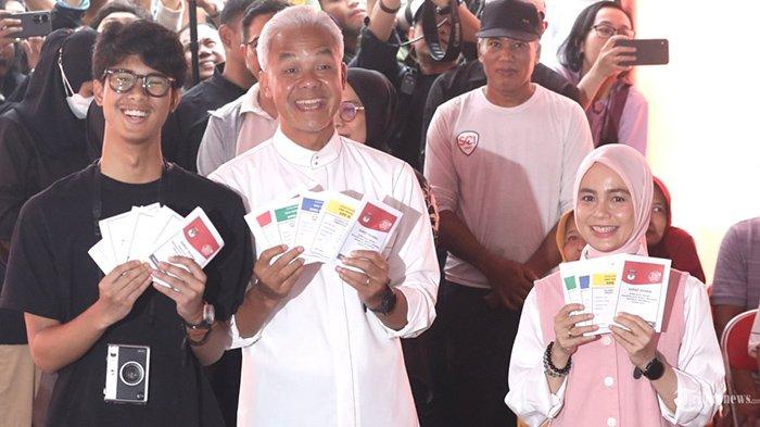 Calon Presiden nomor urut 3 Ganjar Pranowo bersama istrinya Siti Atikoh dan anaknya Muhammad Zinedine Alam Ganjar menunjukkan surat suara saat menggunakan hak pilihnya di TPS 11, Lempongsari, Gajahmungkur, Semarang, Jawa Tengah, Rabu (14/2/2024). Pemilu 2024 ini melibatkan pemilihan Presiden dan Wakil Presiden, Anggota DPR, DPP, DPRD Kota/Kabupaten dan DPRD Provinsi.