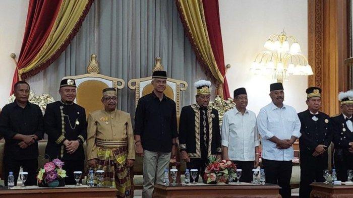 Capres nomor urut 3, Ganjar Pranowo mengunjungi Kedaton Kutai Kartanegara di Tenggarong dalam rangkaian kampanyenya di Kalimantan Timur, Rabu (6/12/2023).