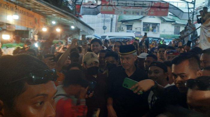 Calon Presiden (Capres) nomor urut 03, Ganjar Pranowo saat menyapa para pedagang yang ada di Pasar Segiri Samarinda, pada Rabu (6/12/2023).