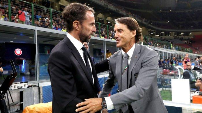 Gareth Southgate berangkulan dengan Roberto Mancini di sela pertandingan UEFA Nations League 2022 Italia vs Inggris, Sabtu (24/9/2022).