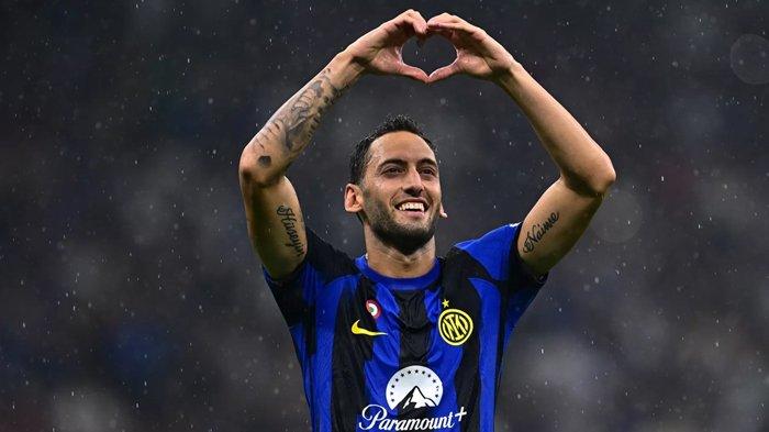Selebrasi Hakan Calhanoglu ketika mencetak gol pada laga Derby della Madonnina antara Inter Milan vs AC Milan, giornata 4 Liga Italia Serie A, di Stadion Giuseppe Meazza, Minggu (17/9/2023).