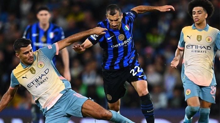 Gelandang Inter Milan, Henrikh Mkhitaryan melewati penjagaan pemain Manchester City, Rodri, dalam duel matchday 1 Liga Champions di Stadion Ettihad, Kamis (19/9/2024).