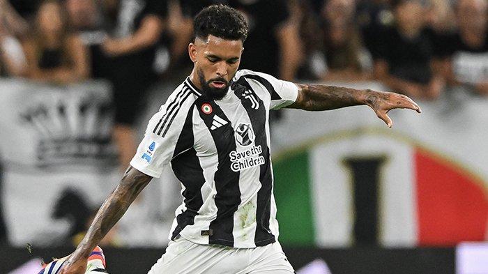 Gelandang Juventus, Douglas Luiz ketika tampil di pertandingan Liga Italia Serie A musim 2024/2025.