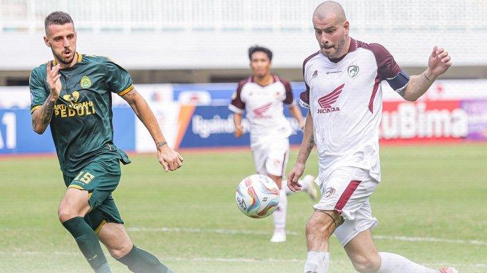 Gelandang PSM Wiljan Pluim duel dengan pemain Persikabo dalam pertandingan Liga 1, Jumat (14/7/2023). (Twitter/@PSM_Makassar)