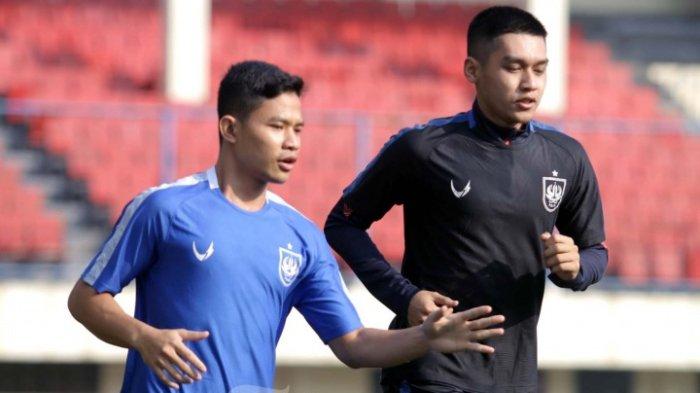 RESPONS EKS TIMNAS - Gelandang serang Septian David Maulana (jersey hitam) tampak hadir pada latihan tim di Stadion Citarum, Senin (24/5/2021) pagi. Simak respons pelatih PSIS Semarang Gilbert Agius soal kans tim berjuluk Mahesa Jenar itu bertahan di Liga 1, lengkap komentar eks Timnas Indonesia.