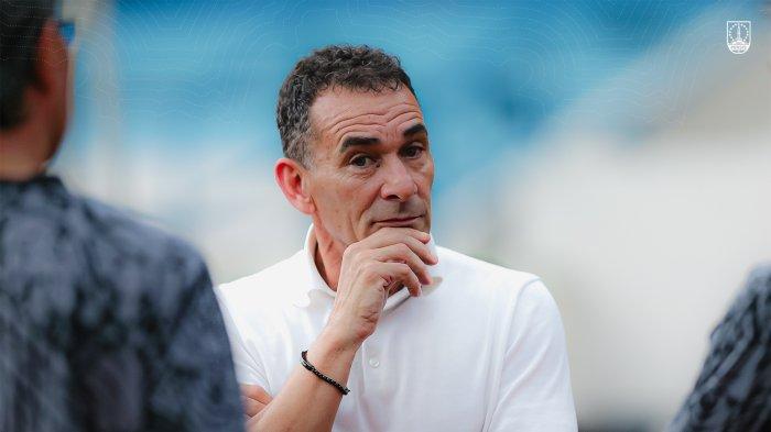 TERGET GERALD VANENBURG - Pelatih Timnas Indonesia U23, Gerald Vanenburg, berbincang dengan staf kepelatihan PERSIS saat mengunjungi sesi latihan tim pada Rabu, (7/5). Terbaru, juru taktik Timnas Indonesia U-23 itu optimis skuad Garuda Muda bakal raih kemenangan di Piala AFF U-23 2025.
