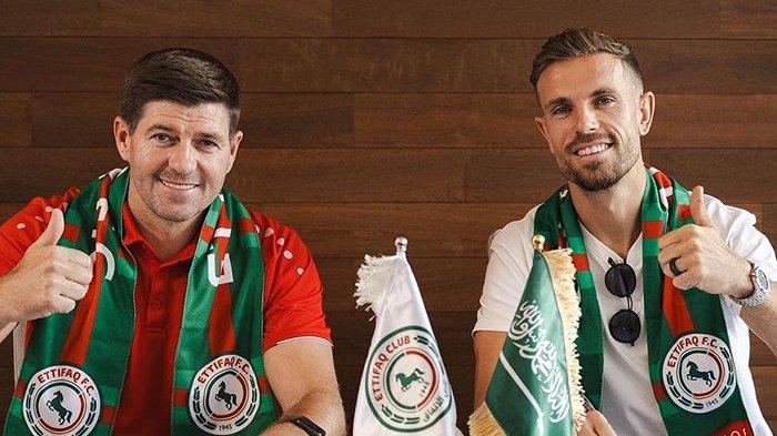 Steven Gerrard dan Jordan Henderson saat penandatangan kontrak bersama Ettifaq (Instagram/@ettifaq)