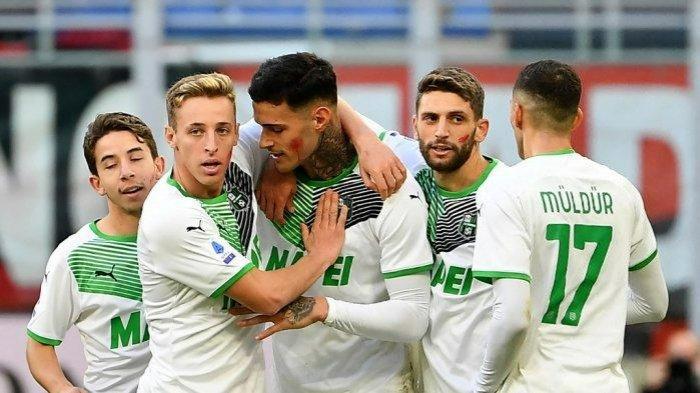 Selebrasi Davide Frattesi dan Gianluca Scamacca ketika masih memperkuat Sassuolo pada November 2021 - Dua penggawa asal Italia itu menjadi target favorit klub Liga Italia, AS Roma yang notabene klub masa kecil bagi kedua pemain tersebut.