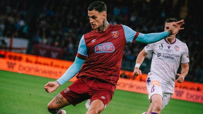 Pemain West Ham, Gianluca Scamacca - Penyerang 24 tahun itu semakin dekat dengan kepindahan ke klub Liga Italia, AS Roma. Sederet pertanda ini termasuk striker bapuk AC Milan disebut-sebut jadi pemulus transfer eks Sassuolo ke tim besutan Jose Mourinho.