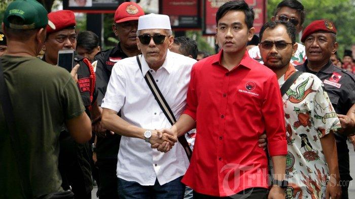 Putra pertama Presiden Joko Widodo, Gibran Rakabuming Raka, didampingi pendukungnya menyerahkan formulir pendaftaran bakal calon Wali Kota Solo 2010 ke kantor DPD PDIP Jawa Tengah, di Semarang, Kamis (12/12/2019). Gibran mendatangi kantor DPD PDIP Jateng dengan dikawal oleh ribuan pendukungnya. (TRIBUN JATENG/HERMAWAN HANDAKA)