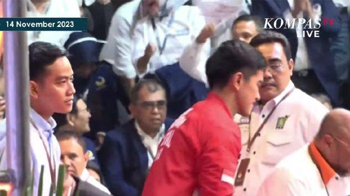 Gibran Rakabuming dan Kaesang Pangarep saat hendak salim kepada Ketum PDIP Megawati Soekarnoputri