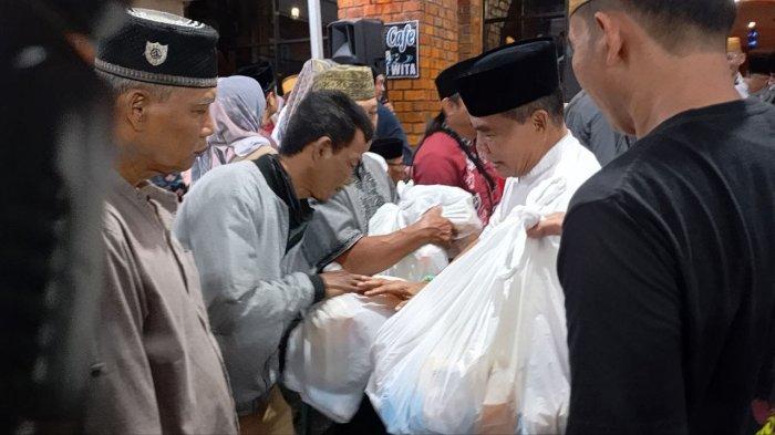 Gubernur Kaltara, Zainal A Paliwang bagikan paket sembako, usai buka puasa bersama Kerukunan Keluarga Besar Makassar dan Pemuda Makassar di Kafe Alaska, Tarakan Minggu (7/4/2024).
