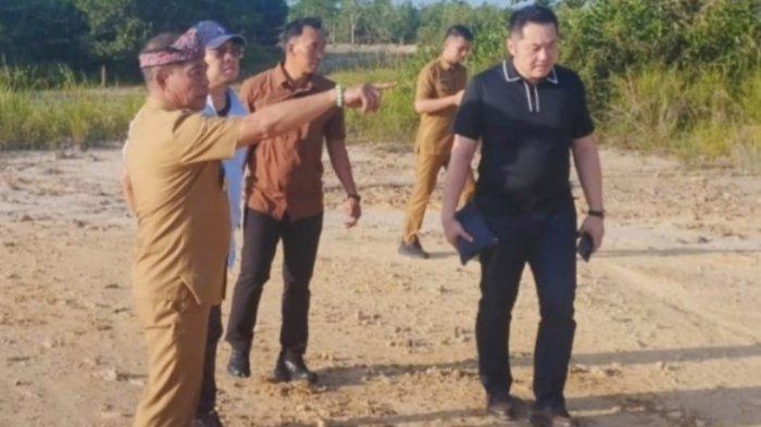 Gubernur Kaltara Zainal A Paliwang, mendampingi investor asal Malaysia meninjau lokasi rencana pembangunan rumah sakit di Tanjung Selor, Bulungan.