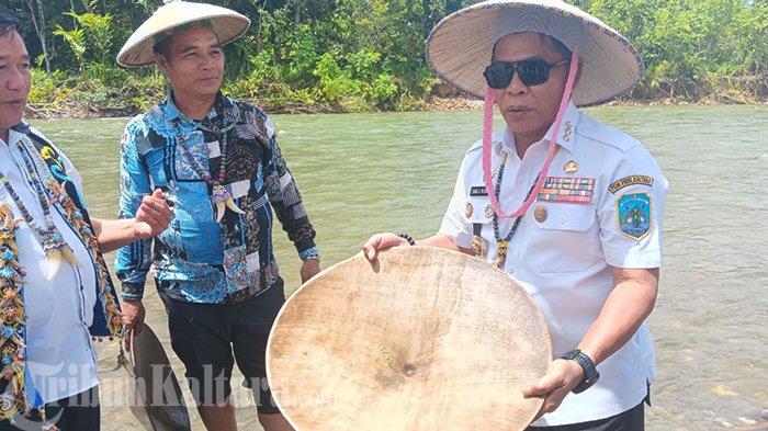 GUBERNUR MENDULANG EMAS – Gubernur Kaltara Zainal Paliwang semringah mendulang emas di sungai Mahak, Kecamatan Sungai Boh, Kabupaten Malinau, Kalimantan Utara, Kamis (17/4/2025). (TribunKaltara.com/Desi Kartika Ayu)