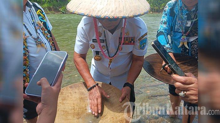 GUBERNUR MENDULANG EMAS – Gubernur Kaltara Zainal Paliwang semringah mendulang emas di sungai Mahak, Kecamatan Sungai Boh, Kabupaten Malinau, Kalimantan Utara, Kamis (17/4/2025). (TribunKaltara.com/Desi Kartika Ayu)