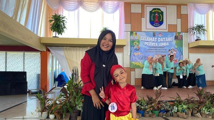 Guru pembina tari dari TK Negeri Pembina Nunukan Selatan, Iswanti saat berpose bersama anak didiknya Adinda Ayra Shaqeena di Paras Perbatasan, Rabu (31/07/2024), pagi.
TRIBUNKALTARA.COM/ Febrianus Felis.