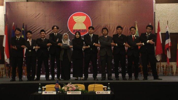 Mahasiswa Hubungan Internasional Unmul Samarinda Angkatan 2022 menggelar simulasi diplomasi ASEAN Summit pada 19 Juni 2024 di Bertempat di Ballroom Hotel Midtown, Samarinda, Kalimantan Timur.
