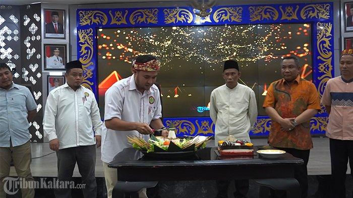 Prosesi Potong Tumpeng Oleh Ketua DPD PPNI Kabupaten Bulungan, Ramli dalam Acara HUT ke-50 PPNI, di gedung serba guna pemerintah kabupaten (Pemkab) Bulungan, pada, Minggu (17/3/2024).
(TribunKaltara.com )