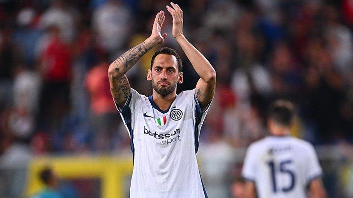TERANCAM BERPISAH - Gelandang Inter Milan, Hakan Calhanoglu, terancam berpisah dengan klubnya setelah polemik ruang ganti Nerazzurri semakin memanas imbas rumor hengkang ke Galtasaray mencuat, Selasa (1/7/2025). (ARSIP - inter.it)