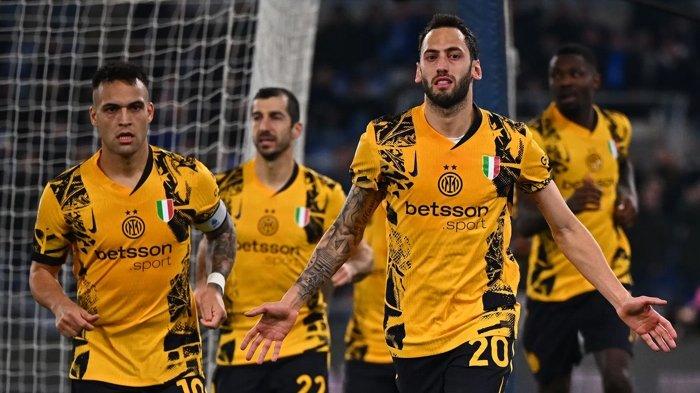 Selebrasi para pemain Inter Milan seusai Hakan Calhanoglu menjebol gawang Lazio dengan skor akhir 6-0, pada pekan 16 Liga Italia Serie A di Stadion Olimpico, Selasa (17/12/2024). (legaseriea.it)