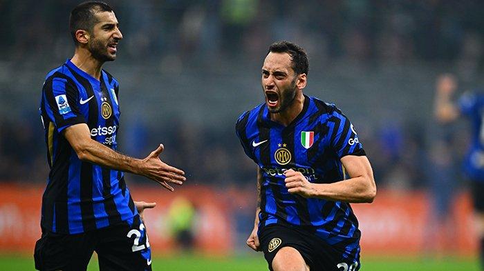 TUMBAL - Selebrasi Hakan Calhanoglu (kanan) dan Henrikh Mkhitaryan, seusai mencetak gol pada laga Inter Milan vs Napoli, pekan 12 Liga Italia Serie A di Stadion Giuseppe Meazza, Senin (11/11/2024). Dua pemain ini akan menjadi tumbal jika Cesc Fabregas menukangi Inter Milan musim 2025/2026, Rabu (4/6/2025).