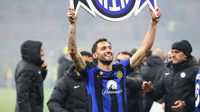 Selebrasi Hakan Calhanoglu ketika merayakan gelar Scudetto ke-20 Inter Milan, seusai memenangkan pertandingan Derby della Madonnina pekan ke-33 Liga Italia Serie A, di Stadion San Siro, Selasa 923/4/2024).
