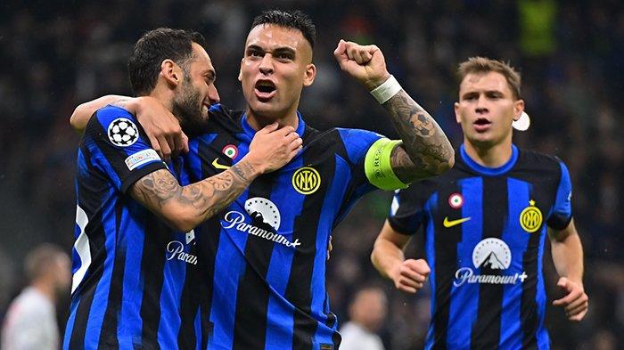 Selebrasi Hakan Calhanoglu dan Lautaro Martinez pada laga Inter Milan vs Salzburg, matchday 3 Liga Champions grup D di Stadion Giuseppe Meazza, Selasa (24/10/2023). (Twitter / @inter)