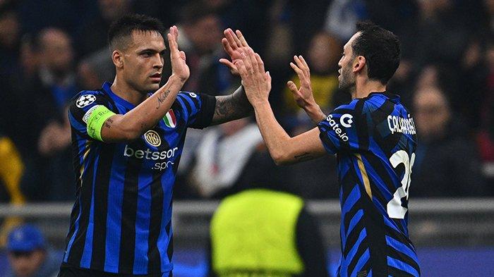 BALAS SINDIRAN - Selebrasi Lautaro Martinez dan Hakan Calhanoglu pada pertandingan Inter Milan vs Arsenal, pekan 4 Liga Champions, di Stadion Giuseppe Meazza, Kamis (7/11/2024). Gelandang asal Turki ini balas sindiran Kapten Nerazzurri, Lautaro Martinez, seusai tersingkir dari Piala Dunia Antarklub, Selasa (1/7/2025). (ARSIP - Twitter/@Inter)