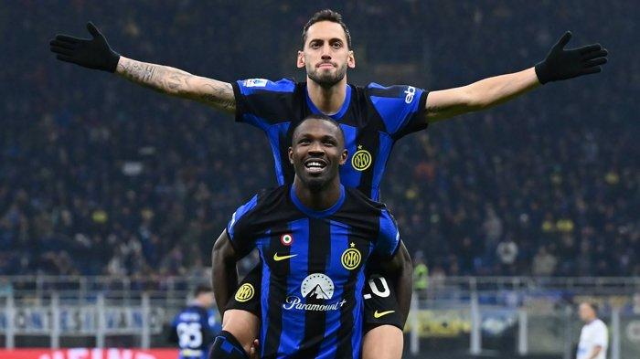 KONFLIK RUANG GANTI - Selebrasi Hakan Calhanoglu dan Marcus Thuram saat memperkuat Inter Milan. Dua pemain ini terseret dalam konflik di ruang ganti Inter Milan, keduanya tak suka dengan pernyataan Kapten Nerazzurri Lautaro Martinez, Rabu (2/7/2025).