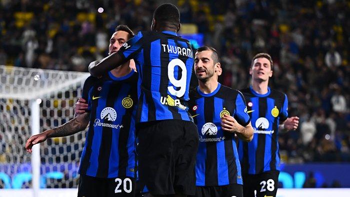 Selebrasi Hakan Calhanoglu dan Marcus Thuram saat membantu Inter Milan mengalahkan Lazio, pada semifinal Piala Super Italia, di Al-Awwal Park, Sabtu (20/1/2024).