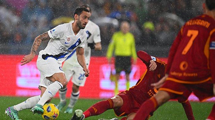 Aksi Hakan Calhanoglu pada laga AS Roma vs Inter Milan, giornata 24 Liga Italia Serie A, di Stadion Olimpico, Minggu (11/2/2024). (Twitter / @inter)