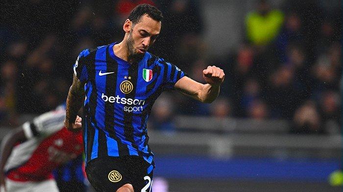 Eksekusi penalti Hakan Calhanoglu pada pertandingan Inter Milan vs Arsenal, pekan 4 Liga Champions, di Stadion Giuseppe Meazza, Kamis (7/11/2024).