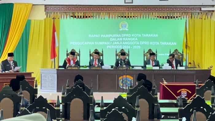 Sekretaris DPRD Tarakan Hamsyah saat membacakan SK pemberhentian Anggota DPRD Tarakan Periode 2019-2024 dan pengangkatan Anggota DPRD Tarakan periode 2024-2029.