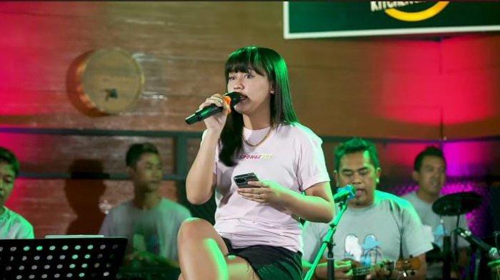 Penyanyi Happy Asmara menyanyikan lagu berjudul Ati Sing Liyo. (YouTube Happy Asmara Music)