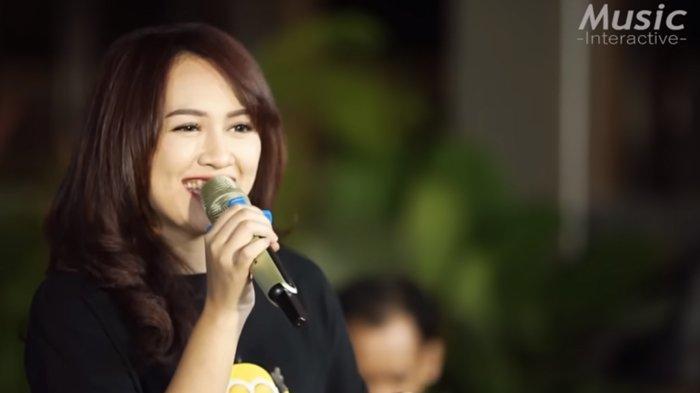 Happy Asmara menyanyikan lagu berjudul Lemah Teles dalam Official Music Live. (YouTube/Music Interactive)