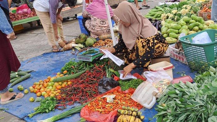 Sayur, termasik cabai yang dijual pedagang di pasar subuh di kawasan Pasar Induk Tanjung Selor.